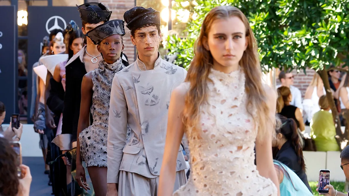 El talento joven pone el broche de oro a la 84 edición Fashion Week Madrid con propuestas que reivindican la identidad y rescatan la tradición