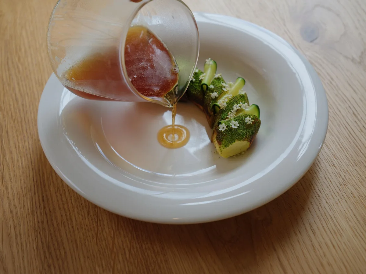 Flor, el restaurante de Madrid en el que un chef enamorado de los guisantes reivindica el poder de las verduras... y de la música