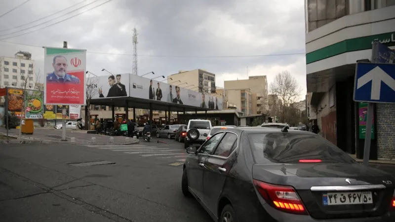 "Nous pouvons nous débrouiller avec la quantité d'essence que nous produisons": le président du Parlement iranien appelle les citoyens à réduire leur consommation à la pompe