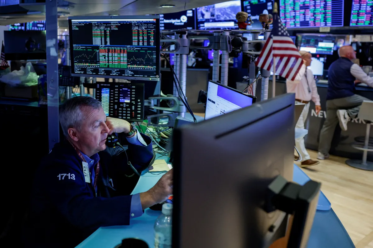 Semana financiera: el dólar se mantuvo estable y cayeron las acciones y los bonos en Wall Street