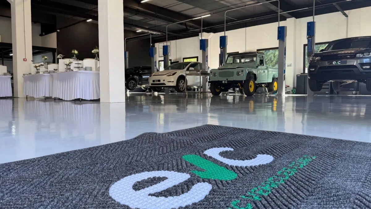 Réparer la batterie plutôt que la changer : le spécialiste EV Clinic ouvre son premier atelier en France