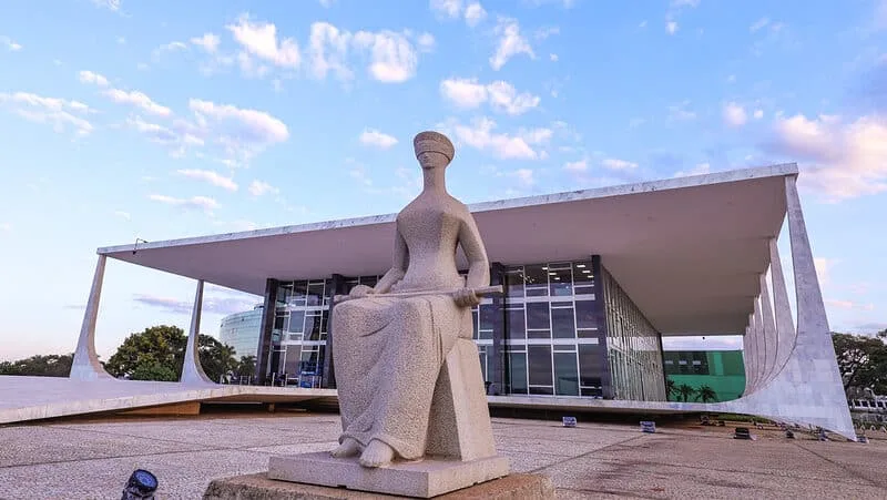 Ministro do STF diz que decisão de Mendonça criou “vale-tudo” na Corte e alerta para “contaminação política”, revela jornalista