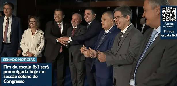 Congresso promulga fim da 6x1, e Lula levanta Constituição para comemorar