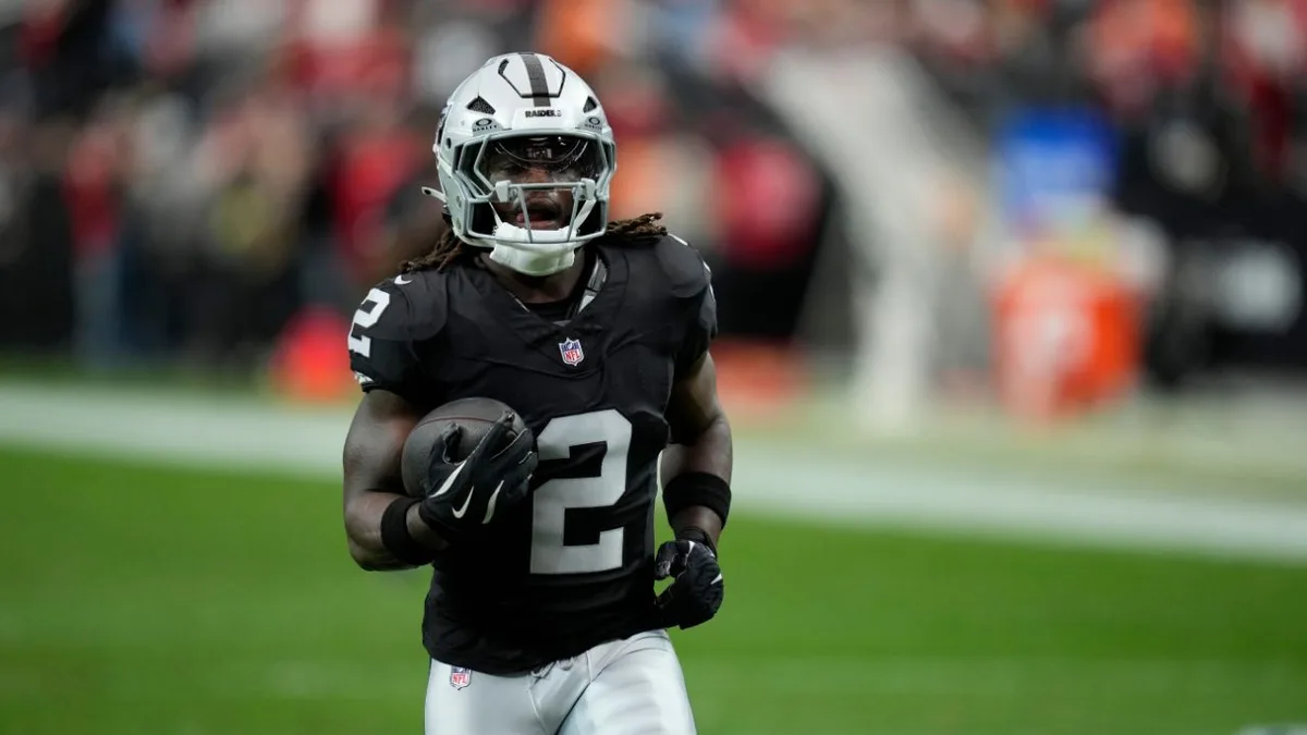 Raiders’ Ashton Jeanty leaves practice with apparent knee injury