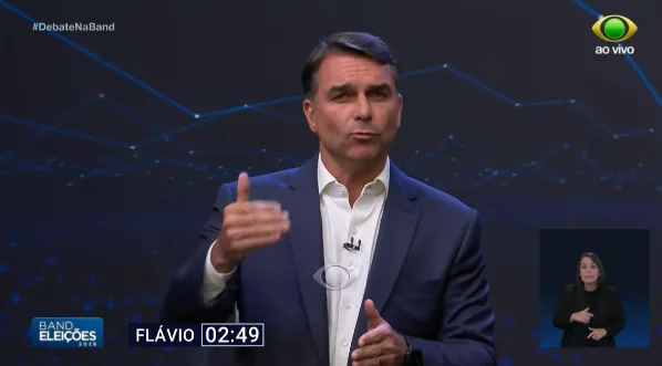Debate na Band: Flávio fala em erros de Bolsonaro na saúde durante a pandemia