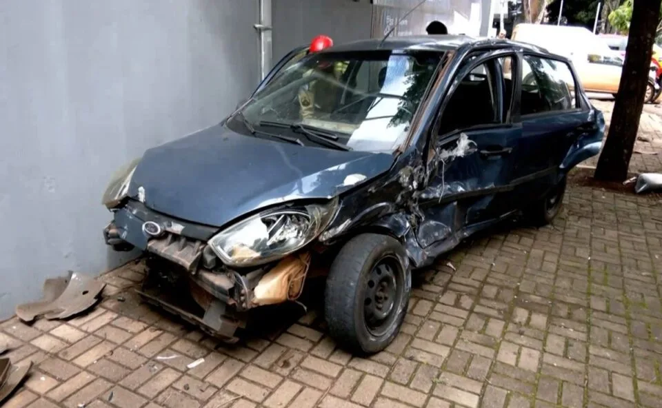 Presa nas ferragens! Batida violenta faz carro invadir calçada e mobiliza Siate em Cascavel