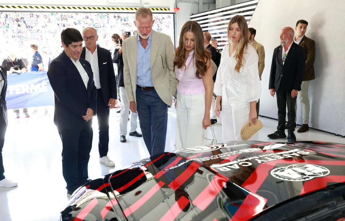 El rey Felipe VI acudió al GP de España junto a la princesa Leonor y la infanta Sofía