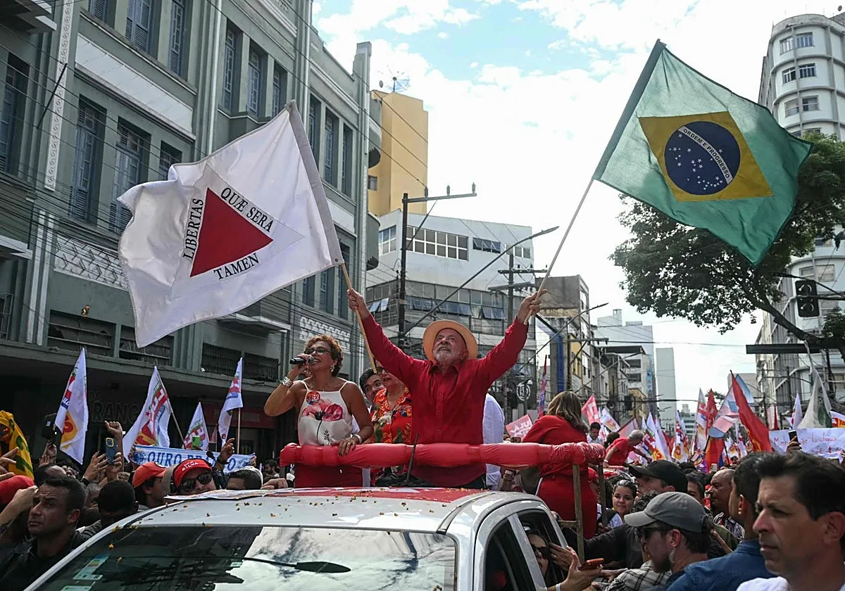Lula recurre a un paquete billonario de medidas populistas y activa la calle para frenar a Flávio Bolsonaro