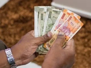 À 82 ans, il consulte son compte pour retirer sa pension et découvre… 68 millions d’euros