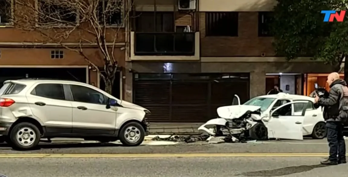 Fuerte accidente en Coghlan: una camioneta iba en contramano y chocó de frente contra un auto de aplicación