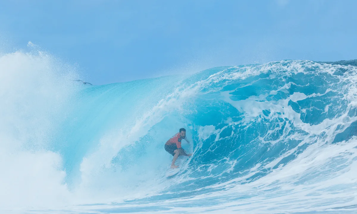 Italo Ferreira cai nas semis em Teahupo’o mas dispara na liderança da WSL 2026