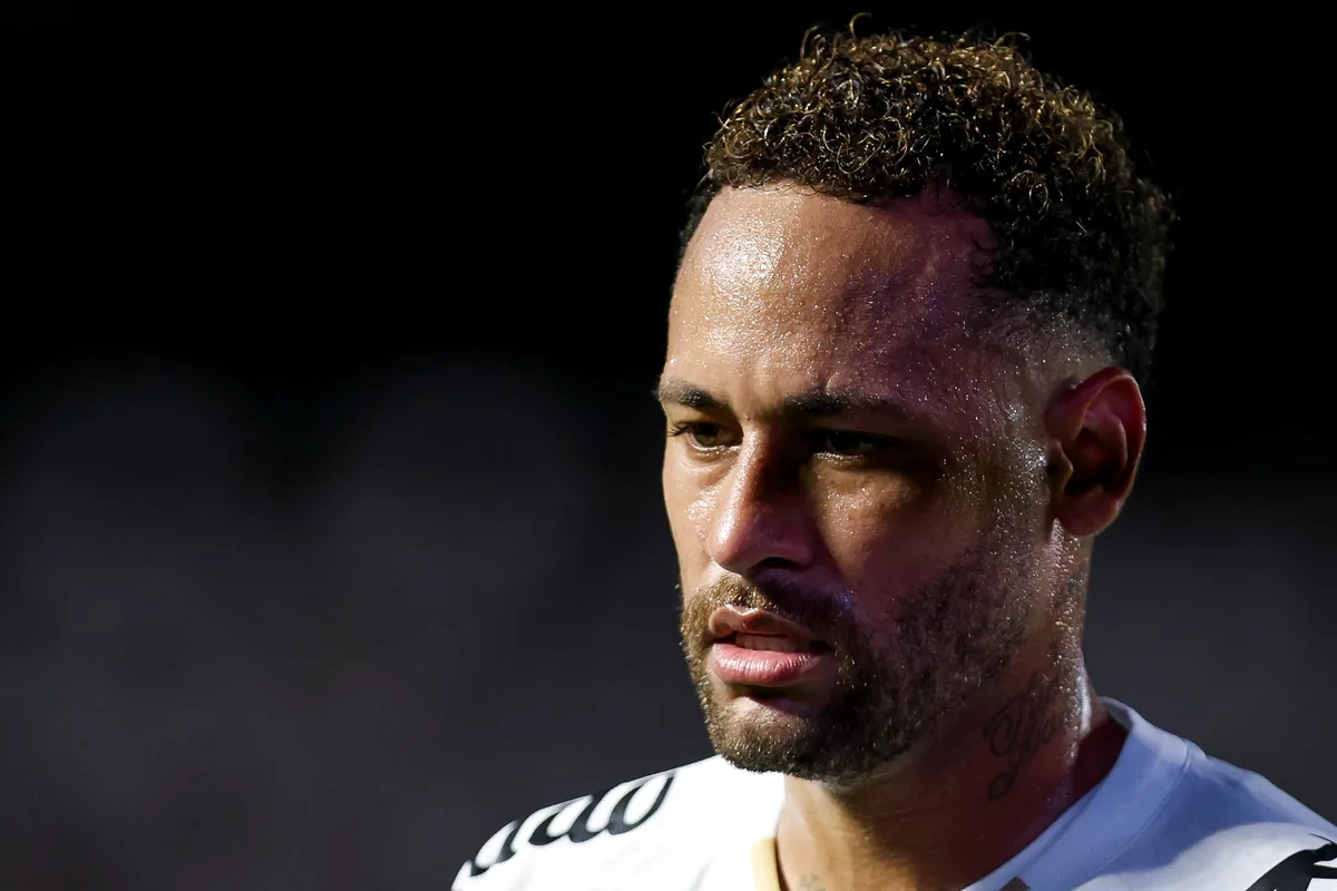 Neymar é relacionado, mas não enfrenta o Palmeiras devido à grama sintética