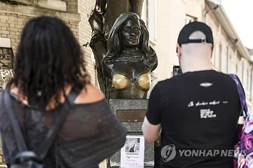 만지면 행운?…몽마르트 달리다 흉상 복원 보름만에 가슴 '반짝'