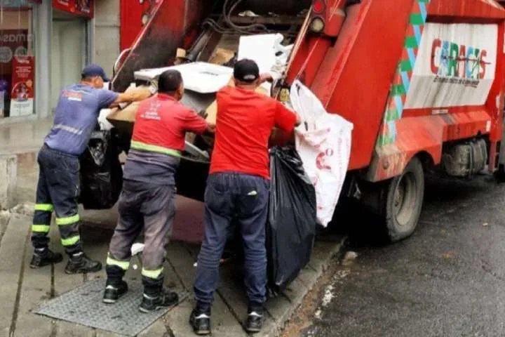 Despliegan más de 170 unidades compactadoras para recoger desechos en Caracas
