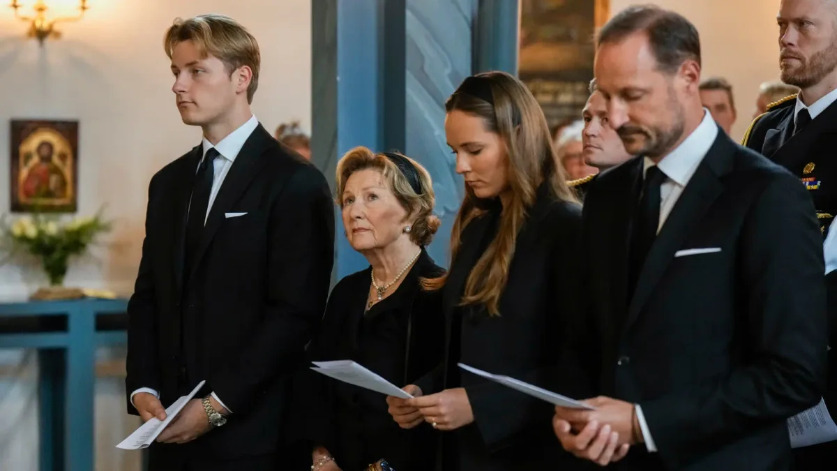 La familia real noruega, sin la reina Mette-Marit, acude a una misa por el rey Harald V