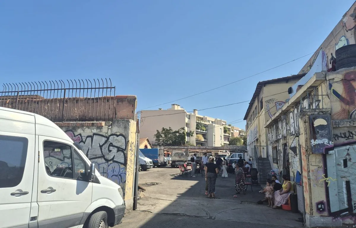 Marseille : « Est-ce qu’on va dormir dans la rue ? »… Dans le squat Busserade, les familles redoutent une expulsion