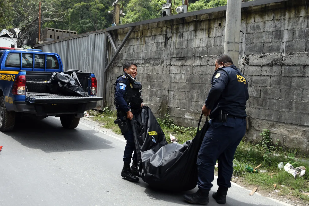Más de 140 cuerpos envueltos en bolsas y sábanas aparecen en las calles de Guatemala: la guerra de pandillas que triplicó las cifras y desbordó a las autoridades