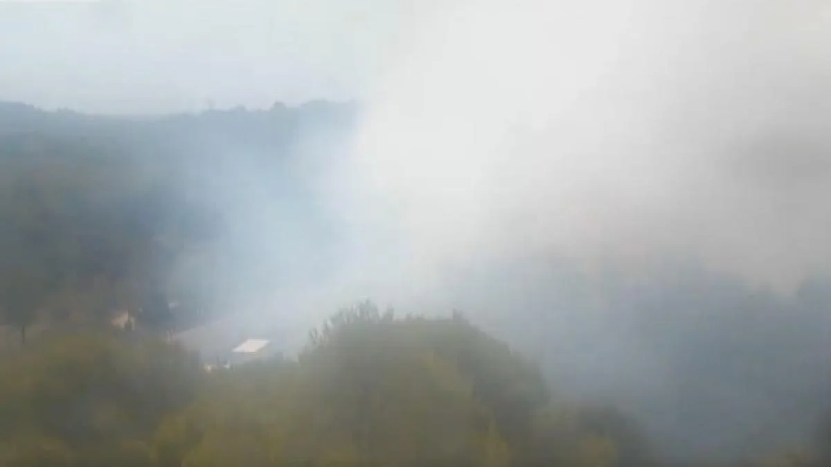 El incendio de un camión corta la AP-7 en los dos sentidos de la marcha a la altura de Gelida