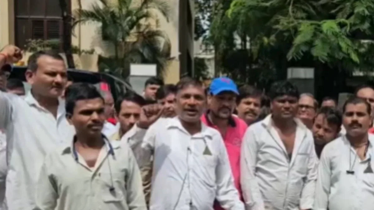 Mumbai auto drivers block road, begin 3-day strike over Marathi rule