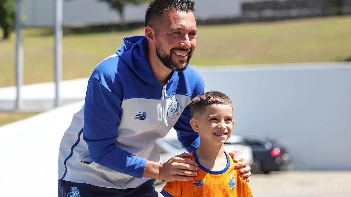 Farioli animado antes do FC Porto-Arouca distribui autógrafos e fotos no Olival