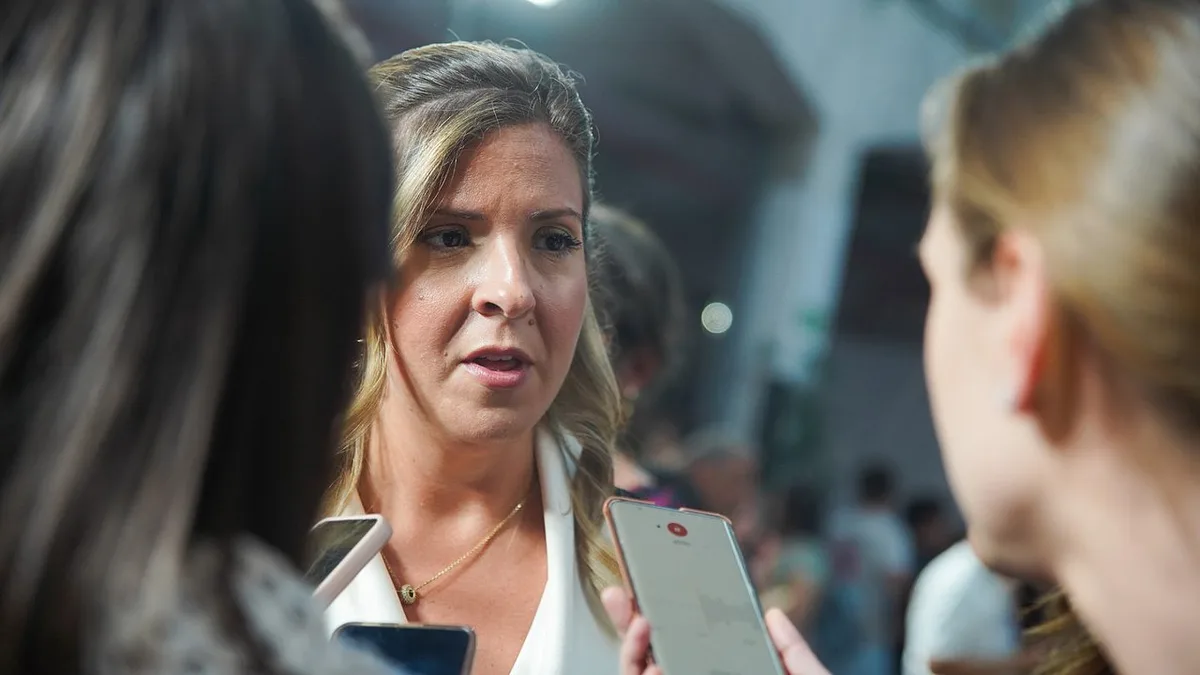 Ministra condena discriminação mas evita caso Cátia Azevedo