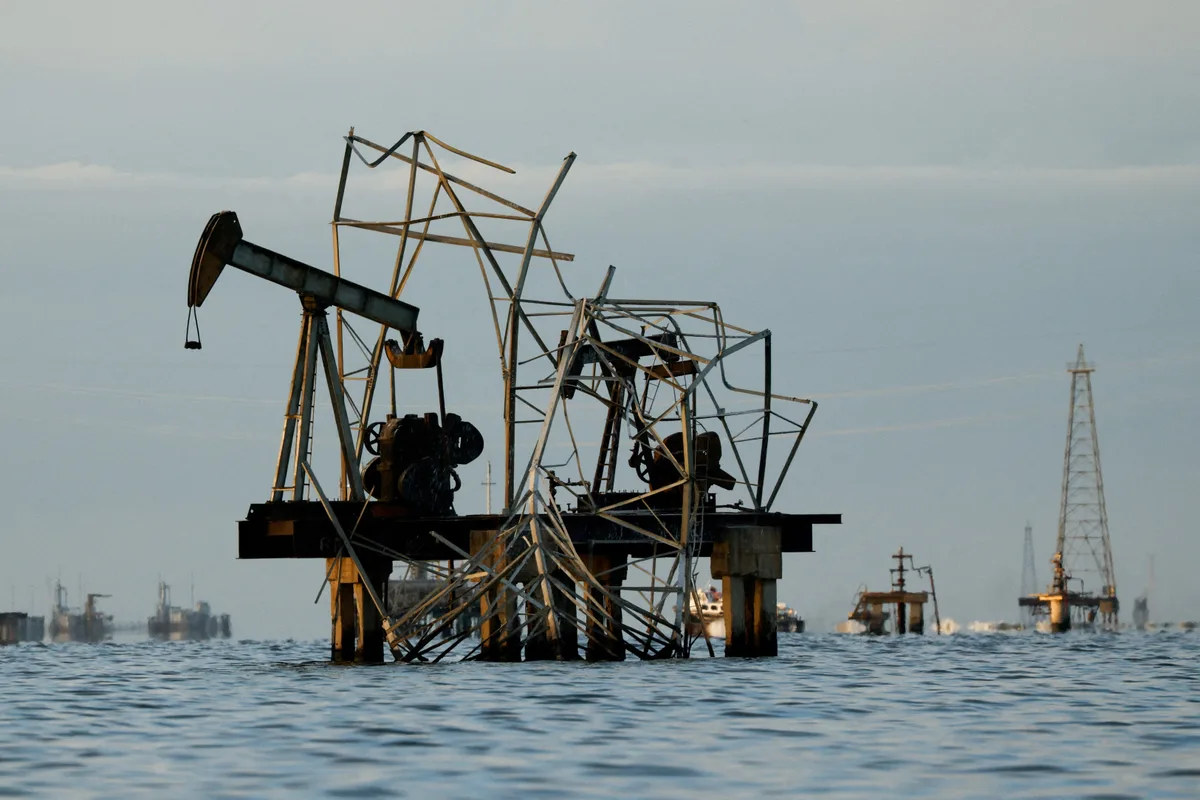 Suspeita e dúvidas diante do acordo petrolífero "histórico" entre Venezuela e EUA