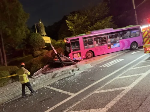 남산도서관 앞 순환버스 사고…외국인 3명·한국인 1명 경상(종합)