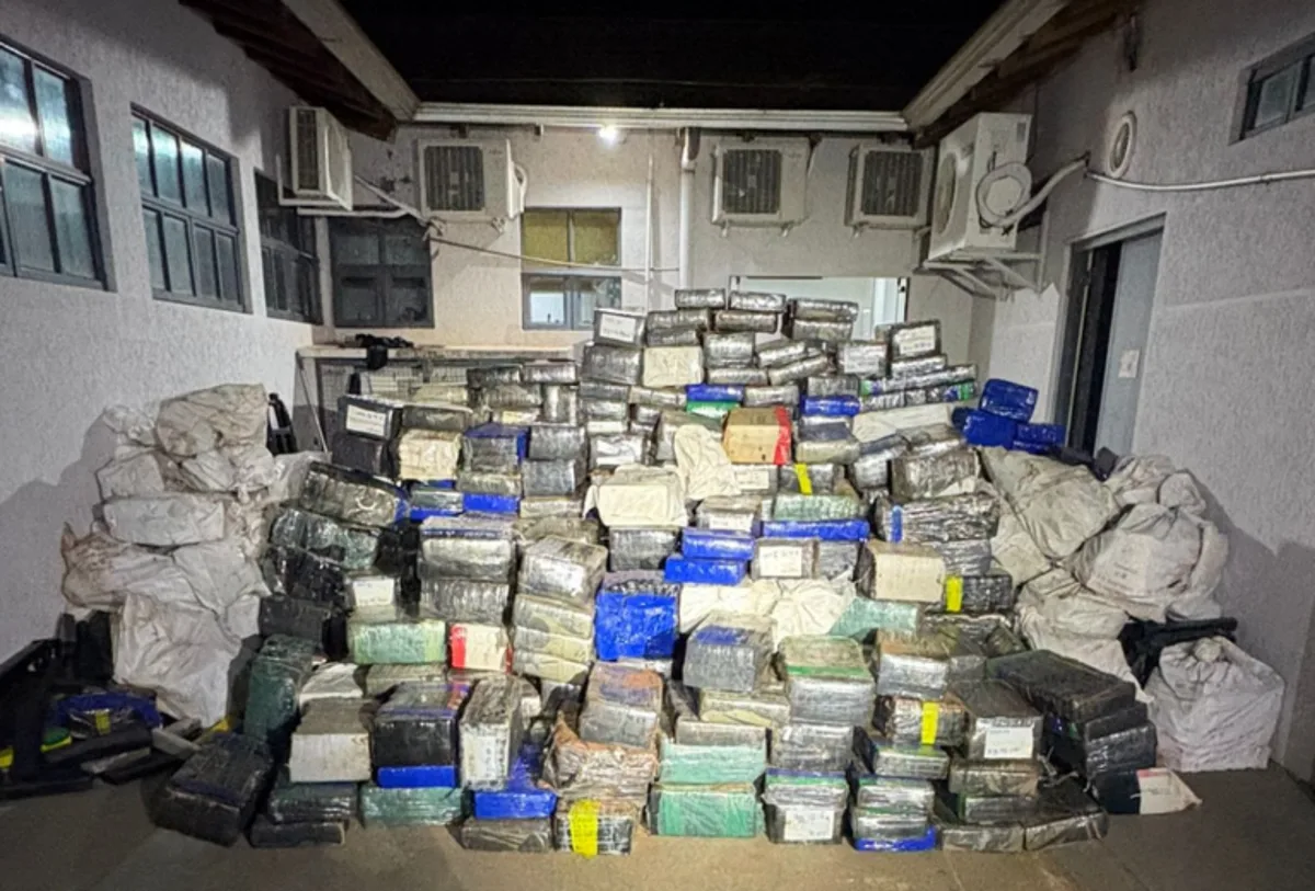 Polícia encontra mais de 7 toneladas de maconha escondidas em mata de MS