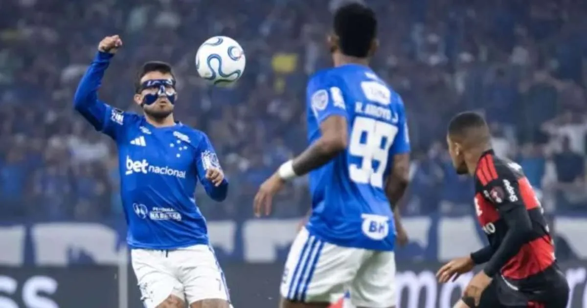 Titular do Cruzeiro usa máscara diante do Flamengo, mas estratégia dura pouco tempo