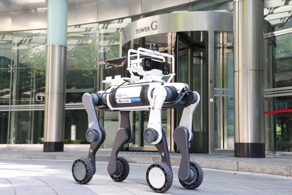 LG CNS, 강남 타워팰리스에 경비로봇 도입… “로봇이 아파트 순찰”