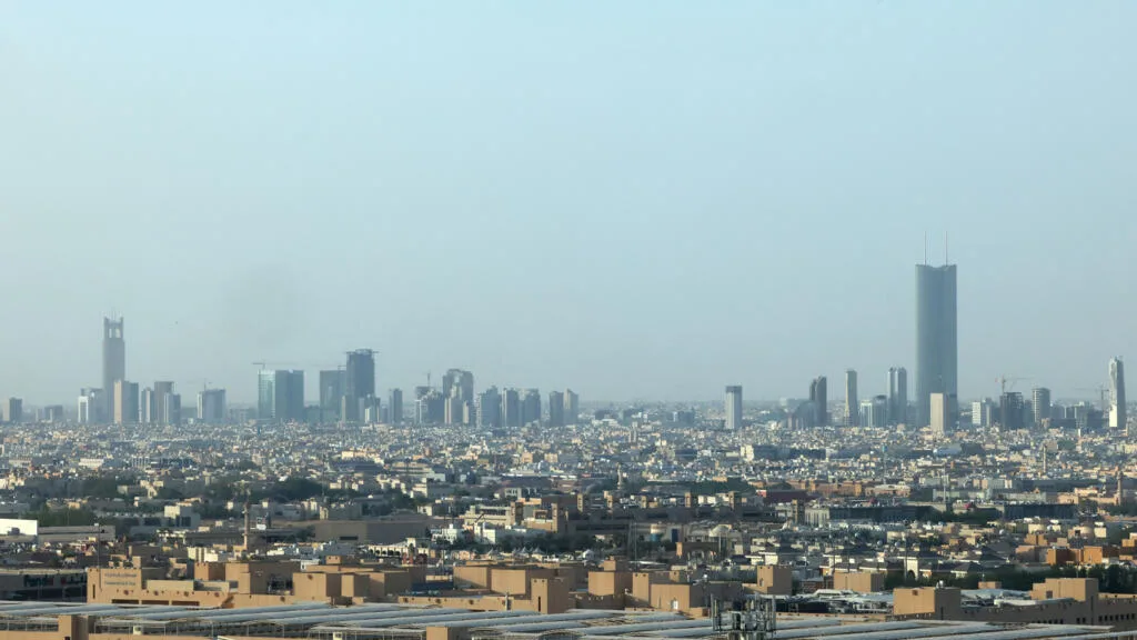 Arabie saoudite : des flammes visibles près de l'aéroport de Riyad après de fortes explosions