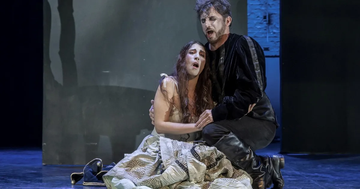 Rigoletto de Juventus Lyrica en el Teatro Avenida: grandes voces y una puesta desigual