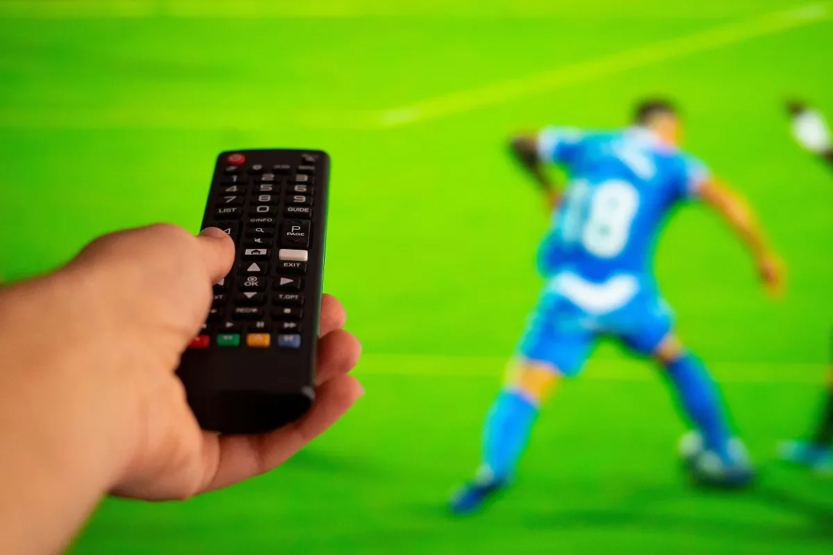 Futebol na TV hoje: confira as transmissões da quinta-feira (27) com Grenal e gigantes europeus