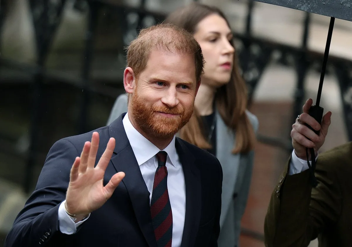 Príncipe Harry, Elton John e Liz Hurley têm que pagar mais de 11 milhões de euros ao jornal 'Daily Mail'