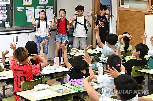 교사 3명 중 2명 "학생들, 안정적 진로 선호"…전문직 1위