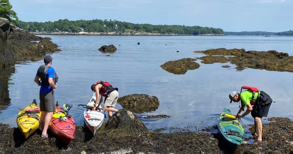 En 1964, una mujer de 27 años compró una isla abandonada de 7 hectáreas frente a la costa de Maine y construyó una pequeña casa para vivir allí sola; 22 años después, la isla fue donada para convertirse en un santuario de vida silvestre