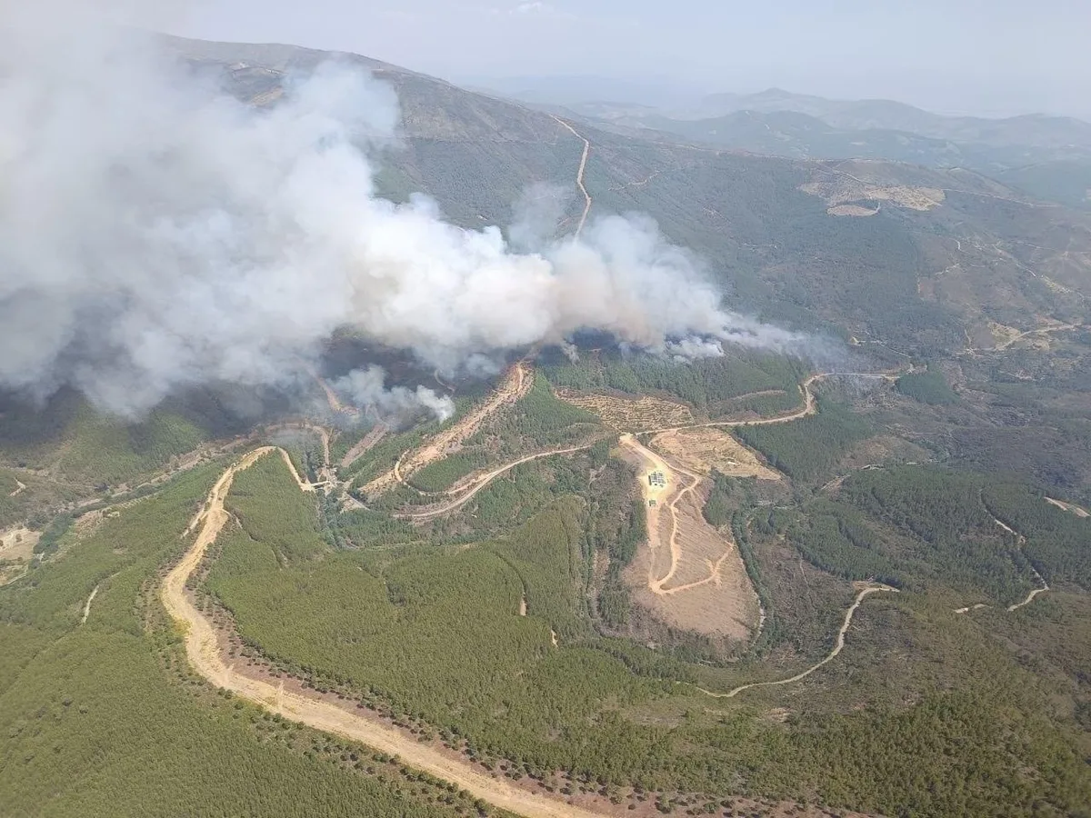 Un incendio en Las Hurdes (Cáceres) obliga a movilizar a la UME y evacuar a 300 vecinos