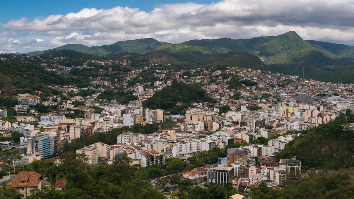 Cidade serrana a 846 metros de altitude troca o calor do Rio por temperaturas amenas e montanhas que ultrapassam 2.300 metros entre florestas e pequenas vilas