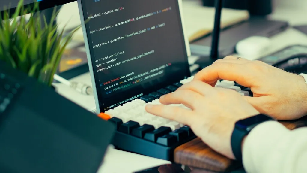 Los agentes de IA están aprendiendo a mejorar su propio software. La clave puede estar en predecir sus errores antes de cometerlos