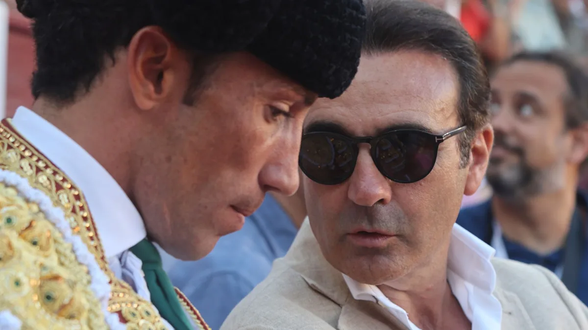 Enrique Ponce salta al ruedo por el torero David de Miranda tras su grave cogida en la plaza de Zaragoza
