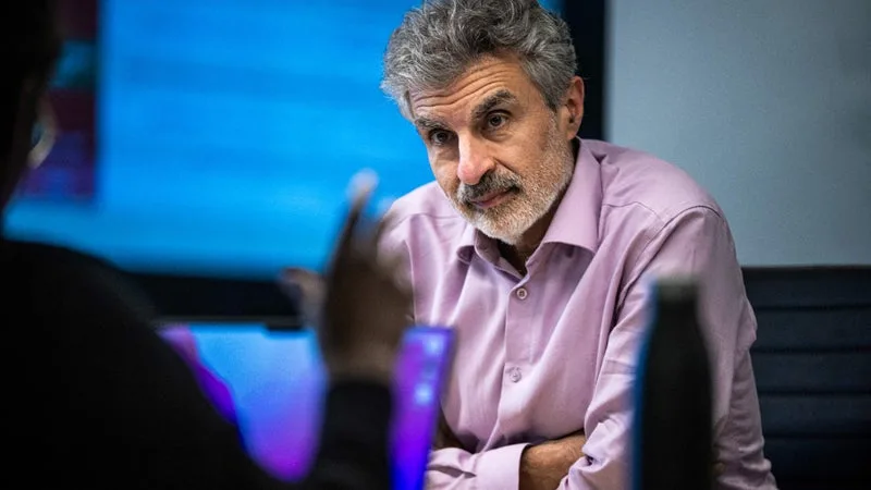 "On s'attendait à ça depuis longtemps": Yoshua Bengio, pionnier de l'IA, appelle à mettre en place des garde-fous face à la perte de contrôle de cette technologie