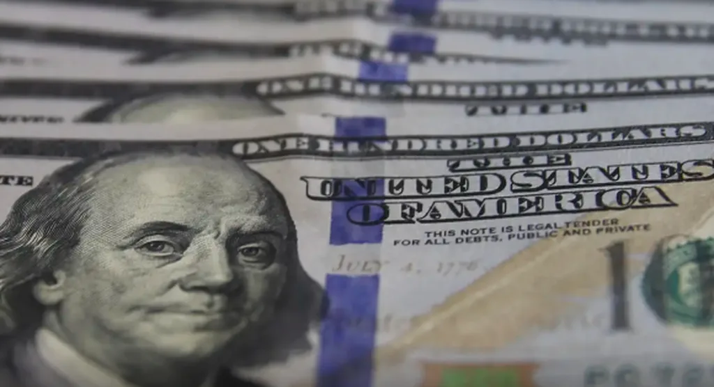 Dólar fecha semana em alta, a R$ 5,21, e avança 1,88% em cinco dias