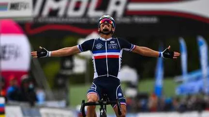 Ses maillots jaunes, arc-en-ciel, et ses plus grandes victoires... Le diaporama des 15 moments marquants de la carrière de Julian Alaphilippe