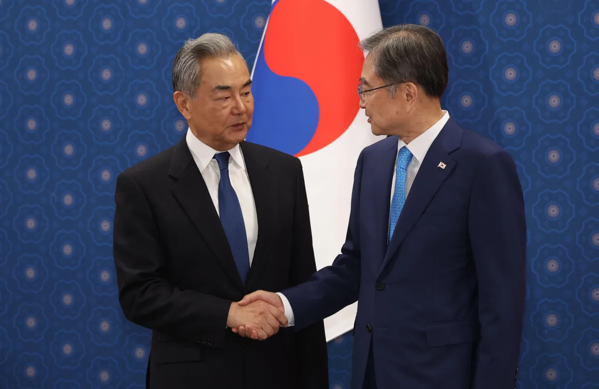왕이 5년 만의 단독 방한…“한반도 평화 위해 역할”
