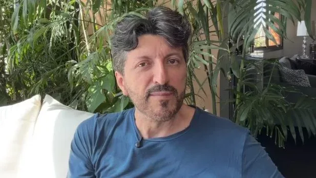 Esposa revela que Lito Sousa pode ser 1º paciente a testar medicamento experimental contra doença rara: “Dispostos a assumir esse risco”; assista Esposa revela que Lito Sousa pode ser 1º paciente a testar medicamento experimental contra doença rara: “Dispostos a assumir esse risco”; assista