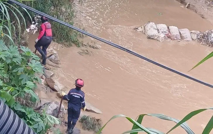 Búsqueda de esposos desaparecidos por las lluvias: Bomberos de Miranda extienden labores hasta Macarao