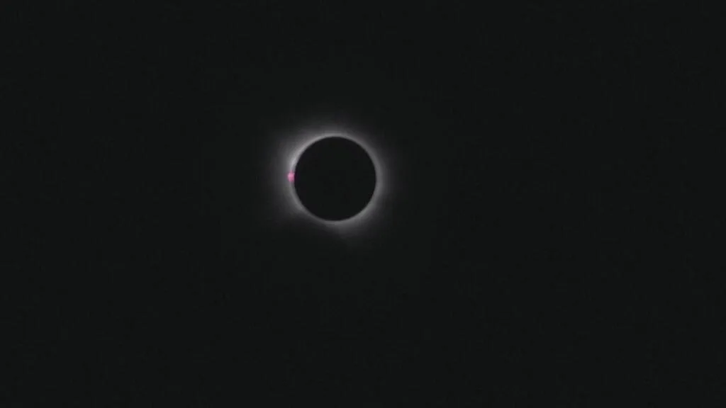 Eclipse : l'électricité solaire en berne, l'astro-tourisme au firmament