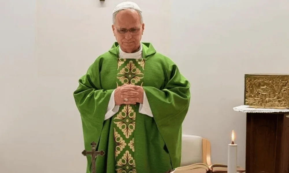 Papa Leão XIV deixa hospital em Roma