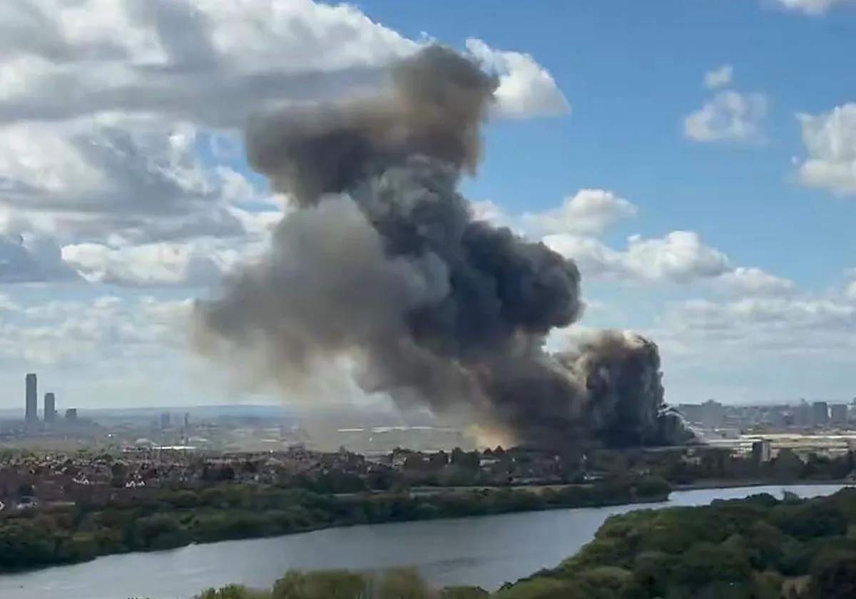 El incendio de una nave de reciclaje deja una gigantesca columna de humo en el norte de Londres