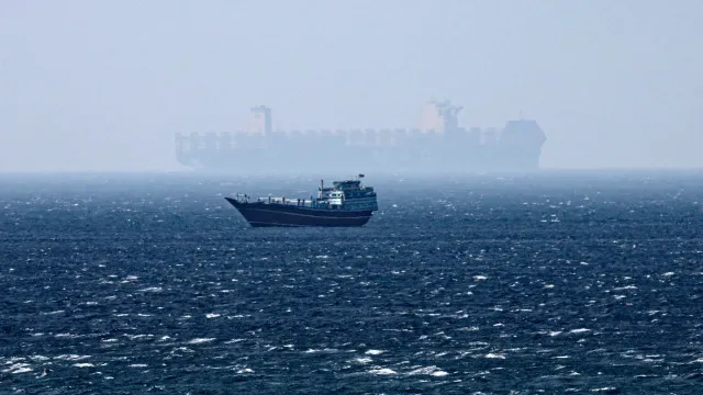 Petróleo volta a fluir por Ormuz perto dos níveis anteriores à guerra